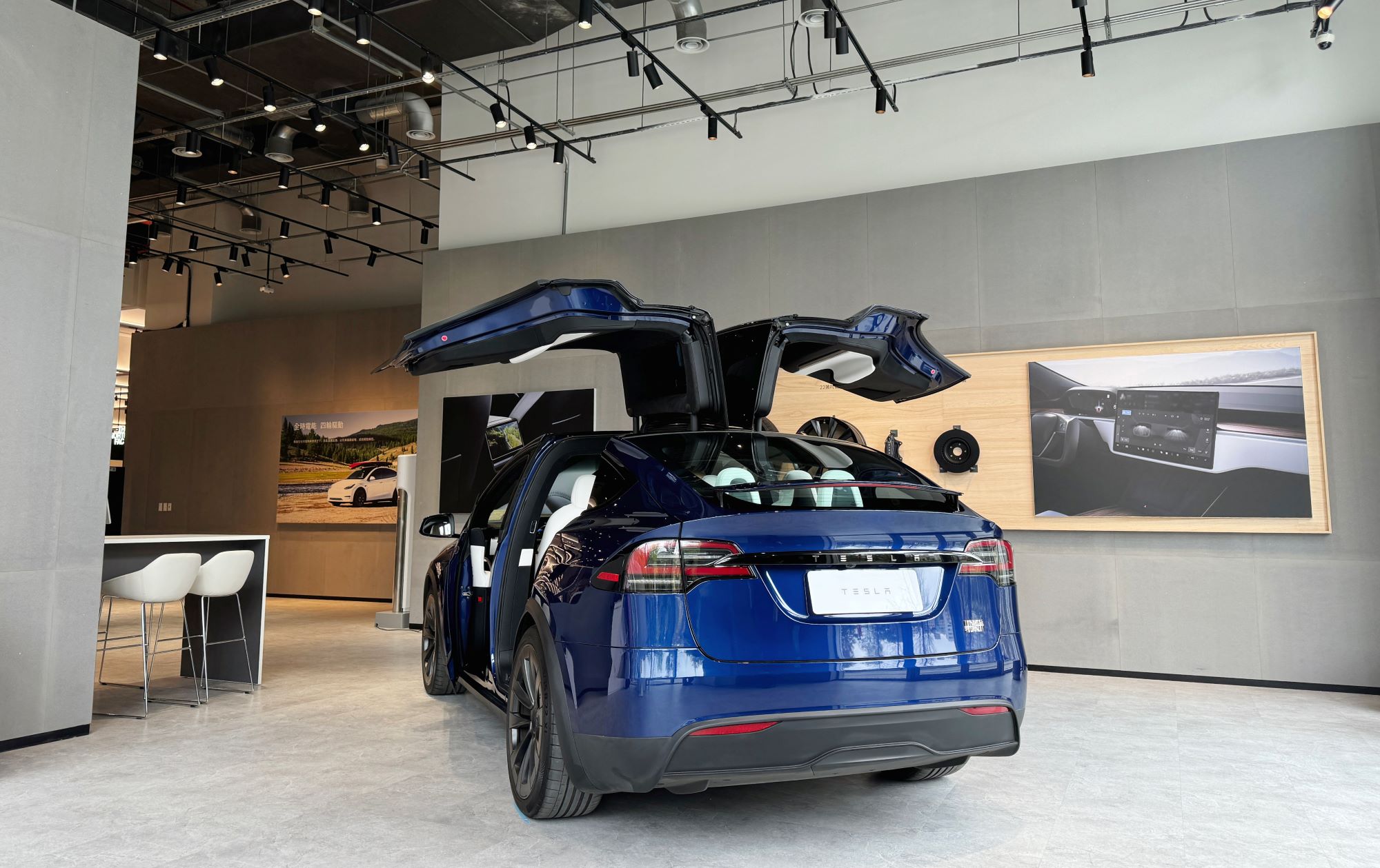 Tesla 新北新店體驗店設有專業銷售顧問團隊提供新店地區專屬試駕服務。